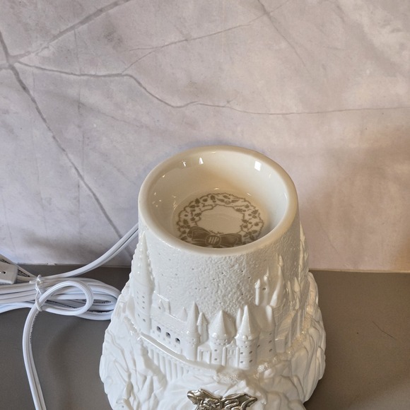 New in box. Scentsy Harry Potter Christmas at Hogwarts Full Size Wax warmer,